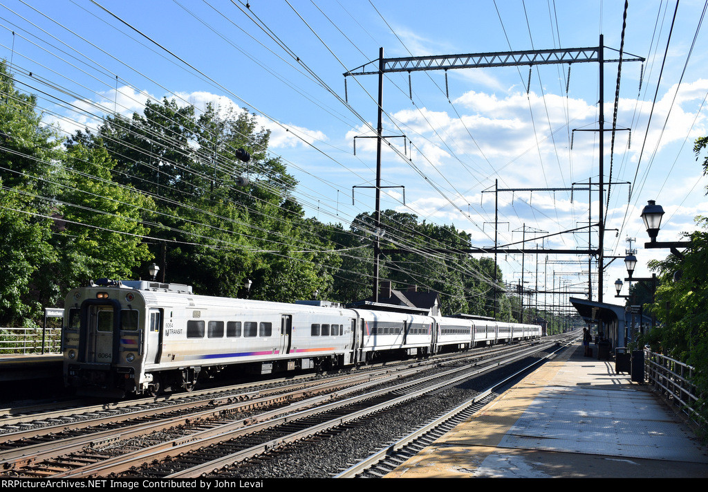 Comet V leading an eastbound NJT Train into Metuchen Depot